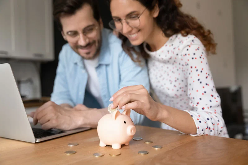 Familia aprendiendo sobre finanzas con Lobapk?>